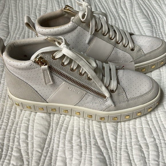 White size 7 women’s high top white sneakers with gold accents - Picture 4 of 7